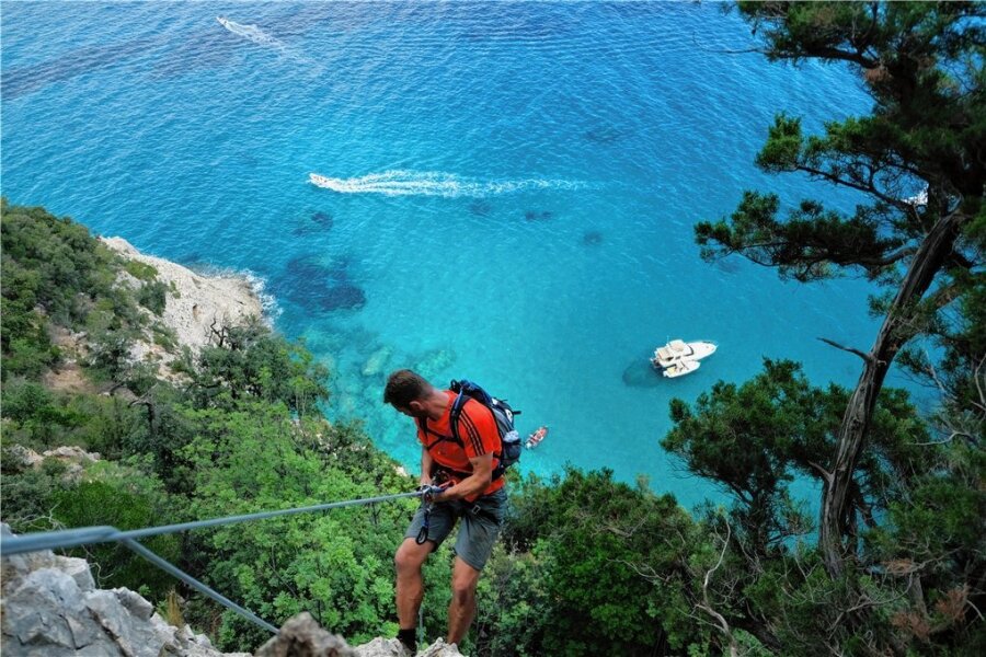 Sardinien: Eine schöne Trekkingtour - Der Schulterblick lohnt sich beim Abseilen hoch über dem Meer. 