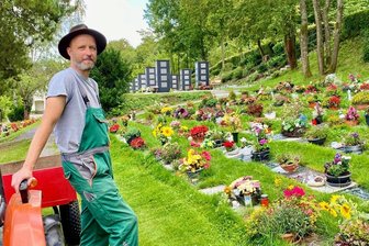 Sarggrab, Urnengrab, Kolumbarium: Schwarzenberg erhöht erstmals seit 2017 die Friedhofsgebühren - Friedhofsgärtner Marcus Hüllenhagen auf dem Zentralfriedhof der Stadt Schwarzenberg.