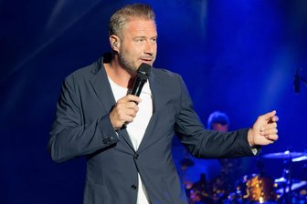 Sasha berührt in Bad Elster die Herzen seiner Fans - Popsänger Sasha bei seinem Konzert im Naturtheater in Bad Elster.