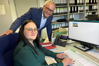 Saskia Krauß muss nicht mehr pendeln: Zschopauer Finanzamt bearbeitet jetzt Leipziger Steuerfälle - Saskia Krauß mit Amtsleiter Dr. Carsten Helmert an ihrem Arbeitsplatz in Zschopau.