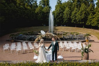 Sat 1 sendet „Hochzeit auf den ersten Blick“ aus Schloss Lichtenwalde: Wenn zwei Fremde „ja“ zueinander sagen - An vier verschiedenen Orten in Schloss und Park Lichtenwalde können Paare „Ja“ sagen, hier die Sieben Künste im Barockgarten.