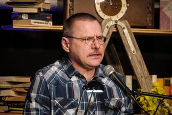 Satire und Spannung: Zwei Autorenlesungen in Hohenstein-Ernstthal - Der Satiriker U. S. Levin liest im November im Rathaus in Hohenstein-Ernstthal.