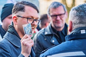 Satirepartei "Die Partei" legt sich erneut mit Justiz an - Vor der Demonstration hatte Tom Rodig den Polizisten den Hakenkreuz-Sticker gezeigt. Die Beamten verboten das Verteilen. Als der Aufkleber nach der Demo als Satireaktion übergeben wurde, griff die Polizei ein. 