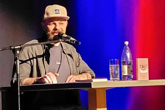 Satiriker Patrick Salmen in Zwickau: Als es bei seinem Programm „Yoga gegen rechts“ still wird im Saal - Patrick Salmen nimmt vor allem urbane Achtsamkeitsmenschen aufs Korn.