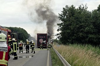 Sattelauflieger brennt auf A 4 bei Hainichen: Autobahn zeitweise gesperrt - Am Dienstagabend hat auf der A 4 zwischen Frankenberg und Hainichen ein Lkw-Auflieger gebrannt.