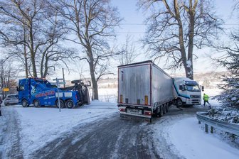 Sattelschlepper bleibt an Baum hängen -