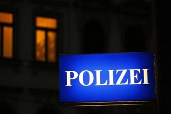 Sattelzug auf Gegenfahrbahn - Ford-Fahrerin rammt Werbeschild -