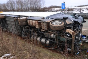 Sattelzug bei Chemnitz umgekippt: Autobahn 72 nach stundenlanger Sperrung wieder frei - Umgekippter Sattelzug auf A72 bei Chemnitz.