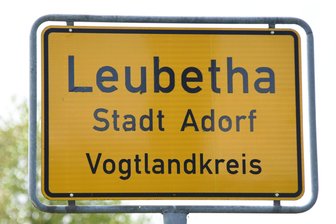 Sattelzug beschädigt Brücke im Vogtland - und fährt weiter - In Leubetha wurde eine Brücke beschädigt.