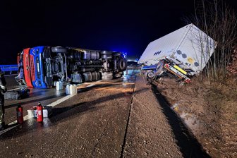 Sattelzug kippt auf A 4 um: Autobahn in Richtung Dresden voll gesperrt - Am Dienstagmorgen ist auf der A 4 zwischen Frankenberg und Hainichen ein Lkw umgekippt.