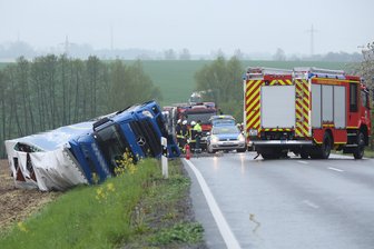 Sattelzug mit Aluminium rutscht in Graben - B101 stundenlang gesperrt -