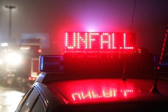 Sattelzug mit Nudeln auf A 72 umgekippt: Fahrtrichtung Chemnitz bis in die Nacht gesperrt -