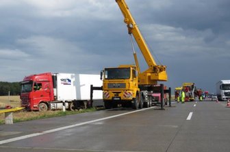 Sattelzug mit Spezialkran aus Feld geborgen - Mehrere Stunden dauerte eine aufwändige Bergung am Montag an der A 4 zwischen den Anschlussstellen Meerane und Schmölln. Ein Sattelzug war von der Fahrbahn abgekommen, in einem Feld gelandet und hatte sich dabei tief in die Erde eingegraben.