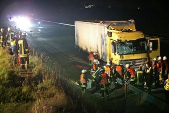 Sattelzug verliert große Mengen Diesel - Verkehrsbehinderungen auf der A4 -