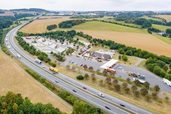 Sattelzug verursacht leichtes Trümmerfeld auf A 72 im Vogtland - Auf der A 72 kam es am Dienstagmorgen bei Reichenbach zu einem Unfall mit einem Sattelzug.