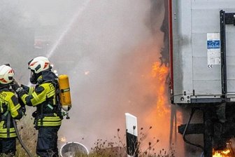 Sattelzuganhänger in Brand geraten - Den Anhänger konnte der Fahrer auf dem Standstreifen abstellen. 