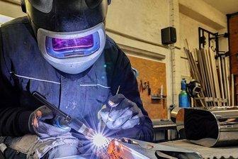 Satter Klang als Markenzeichen - Tom Winkler schweißt am Innenleben eines Schalldämpfers. Ab etwa 500Euro aufwärts werden die Edel-01-Tuner auf Kundenwunsch tätig.