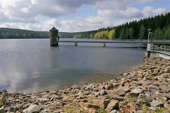 Sattes Grün trügt: Regen im Mai gleicht Vorjahres-Dürre in Sachsen nicht aus - Inzwischen ist die Talsperre Cranzahl - nicht nur dank reichlichen Niederschlägen - wieder gut gefüllt.