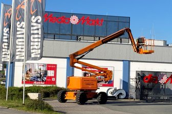Saturn verlässt Zwickau – und wird durch Media-Markt ersetzt - Nur die Werbefahnen erinnern noch an den ehemaligen Saturn-Markt im Glück-Auf-Center. Auf dem Dach prangt schon das Logo des Media-Marktes.