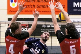 Satzgewinn wäre eine Überraschung - Franz Masur (Mitte) und seine Teamkameraden vom VSV Oelsnitz haben am Samstag eine knifflige Aufgabe zu lösen. Sie erwarten den unbesiegten Spitzenreiter VC Eltmann.