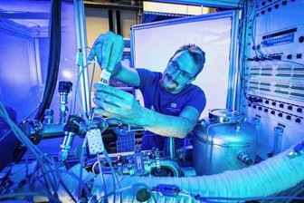 Sauber, was hier entwickelt wird - Das "HIC - Hydrogen and Mobility Innovation Center" am Standort Chemnitz soll die Brennstoffzellen-Forschung auf internationalem Niveau festigen. Bereits heute wird hier intensiv an der Wasserstofftechnologie geforscht, unter anderem im Brennstoffzellenlabor der Professur Alternative Fahrzeugantriebe.