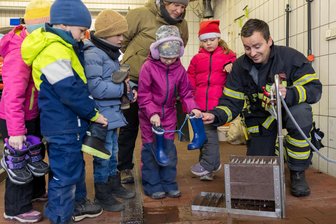 Saubere Sache im Vogtland: Feuerwehr hilft beim Stiefelputzen - Feuerwehrmann Philipp Karkowski hilft den Kindern beim Stiefelputzen.