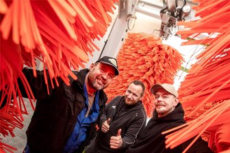 Saubere Sache: Neue Waschanlage bei Globus in Weischlitz - Autofahrer legen einen Tag lang Preise selbst fest - Am Globus in Weischlitz soll es künftig nur noch eine Waschstrecke geben. Das Waschanlagenteam um Haustechniker Mario Tannert (Mitte): Steven Spletzer (links) und Florian Heinig freut sich auf die besondere Eröffnung am Samstag.