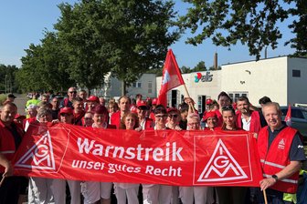 Saubere Sachen: Textilpfleger in Striegistal wollen mehr Lohn - Beschäftigte der Elis Textilmanagement GmbH in Striegistal fordern mehr Lohn, vorn rechts Michael Jacob.