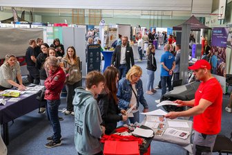 „Saubere Schuhe und Abstand zum reinen Freizeitlook“: Tipps von Experten vor der Ausbildungsmesse in Meerane - Rund 70 Unternehmen und Bildungsträger präsentieren sich in Meerane. Das Foto entstand im März 2025.