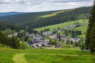 Sauberste Luft und kultiges Naturbad: Womit zwei Orte im Erzgebirge bei Touristen punkten wollen - Carlsfeld will Luftkurort werden. Dass es dort die sauberste Luft in Sachsen gibt, wurde dem Ort schon bescheinigt.
