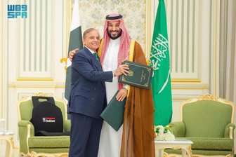 Saudis suchen Schutz unter Pakistans Atomschirm - Pakistans Premier Shehbaz Sharif (l.) und der saudische Kronprinz Mohammed bin Salman nach der Unterzeichnung eines Verteidigungspaktes.