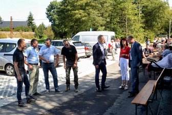 Sauerbraten, Bier und Brause: Was die Perlaser und ihr Turm zu feiern haben - Als Gast zur Straßenweihe kam Andreas Grieß vom Sächsischen Ministerium für Regionalentwicklung (rechts).