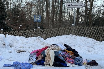 Sauerei vorm Museum in Schwarzenberg: Altkleider auf Parkplatz gekippt - Dreist: Altkleider auf dem Parkplatz vorm Eisenbahnmuseum Schwarzenberg entsorgt.