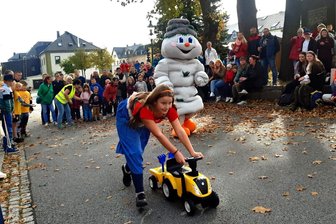Sauerkrautfest im Erzgebirge: Kohlköpfe stehen auch in Wettlauf im Mittelpunkt - Beim Uttmann-Lauf zum Sauerkrautfest musste ein Kohlkopf unversehrt ins Ziel gebracht werden.