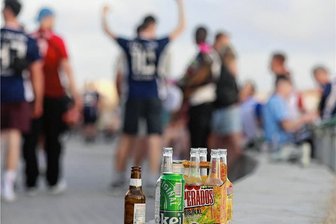 Sauftourismus: Mallorca startet mit Sorgen in den Sommer - Am "Ballermann" sorgen die Partyurlauber dieses Jahr bereits vor dem Start der Hauptsaison für Ärger.