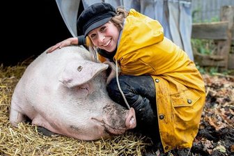 Sauglücklich: Wie das ehemalige Mastschwein Rosalie zum Instagram-Star wurde - Landwirtin Maren Osterbuhr mit der Sau Rosalie.