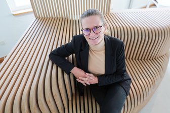 Sauna-Manufaktur aus dem Vogtland eröffnet Showroom auf Mallorca: „Es ist ganz gut, wenn man vor Ort etwas zeigen kann“ - Geschäftsführerin Nicole Erdmann macht es sich auf einem Ausstellungsstück bequem.