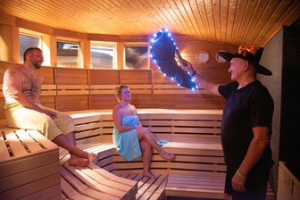 Sauna mit Gruselfaktor: So wurde den Gästen zur schaurig schönen Saunanacht im Vogtland eingeheizt - Aufguss-Experte Vaclaw Blaha heizte zur schaurig schönen Saunanacht den Gästen ein.