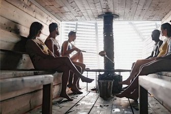 Sauna und Eisbad: Schwitzen und schlottern - In öffentlichen Saunen schwitzen die Finnen anders als zu Hause in Badehose oder Bikini.