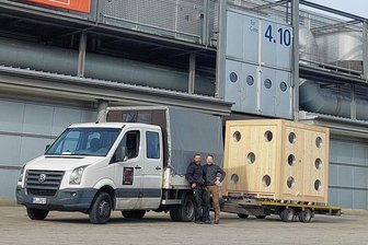 Sauna-Würfel aus Sörnzig zieht bei Messe Blicke auf sich - Zimmerer Marcel Lorenz aus Sörnzig (l.) hat bei der Handwerksmesse in Leipzig seine Innovation vorgestellt. Ein Bekannter begleitete ihn. 