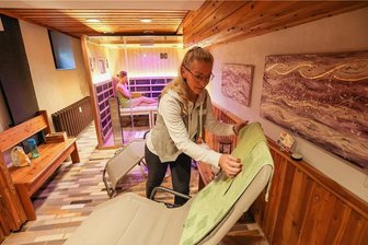 Saunen in Chemnitz auf Sparkurs: Anbieter senken Temperatur zum Teil um 5 Grad - Heike Itermann ist Mitarbeiterin in der Villa Energy in Chemnitz. Dort gibt es neben einer Sauna auch eine Infrarotkabine. Ohne Strom geht nichts. Darum müssen sich Besucher telefonisch anmelden. Kommt niemand, wird runtergeregelt.