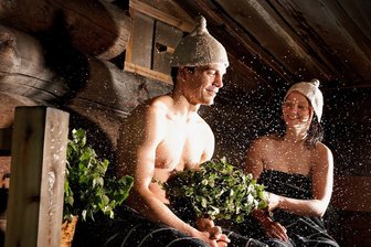 Saunieren wie die Finnen - Schwitzritual auf dem Hausboot: Das Abklopfen mit Birkenzweigen regt nicht nur die Durchblutung an.