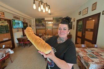 Saupersdorf bei Kirchberg: Warum das neue Bistro „De Brotbüx“ als Nachbarschaftskneipe begehrt ist - Mandy Himmer-Kirst hat in Saupersdorf das Bistro „De Brotbüx“ eröffnet. Vormittags ein Imbiss, soll das Lokal zu einem Treffpunkt in Saupersorf werden. Die Nachfrage ist groß, wie die Resonanz zur Eröffnung zeigte. Was Mandy Hommer-Kirst mit dem Brot macht? Knoblauchbrot, eine Spezialität aus ihrem früheren Restaurant.