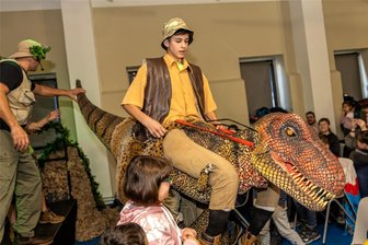 Saurier-Theater sorgt in Auerbach für glänzende Kinderaugen - Die Saurier konnten in Auerbach sogar geritten werden.