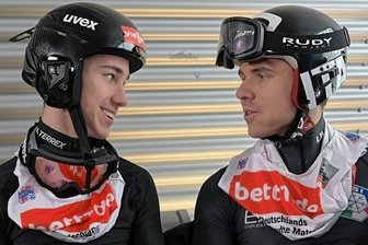 "Sauschwer und belastend" - Tristan Sommerfeldt (l.) - hier im Gespräch mit dem Italiener Domenico Mariotti - durfte in Klingenthal Weltcupluft schnuppern. 