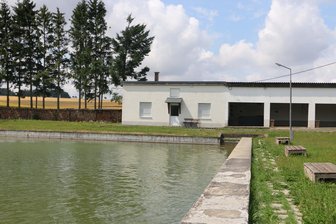 Sautrogrennen in Langenbach steht bevor - Das Freizeitgelände in Langenbach. Das frühere Freibad dient nun als Feuerlöschteich.