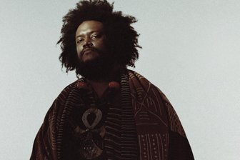 Saxofonist Kamasi Washington beeindruckt mit neuem Album "Fearless Movement" - Kamasi Washington. 