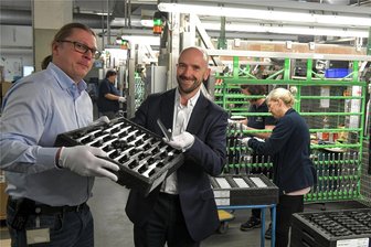 Saxonia Galvanik Halsbrücke trotzt Krise in der Autoindustrie - Henrik Greschner (vorn, von links) und Stefan Tilke sind die Geschäftsführer der Saxonia Galvanik GmbH Halsbrücke. In dem Betrieb mit insgesamt rund 270 Mitarbeitern werden unter anderem Autotürgriffe verchromt. Ein wachsendes Geschäftsfeld ist auch das Beschichten von stromführenden Elementen.