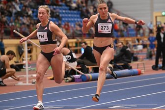 „saxxspeed“: Wie „ein paar positiv Bekloppte“ in Chemnitz ein professionelles Sprintteam aufbauen wollen - Rebekka Haase (re.) siegt beim Chemnitzer Hallenmeeting über 60 Meter.