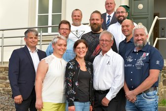 Sayda im Erzgebirge: Das sind die neuen Stadträte - Bitte recht freundlich: Bürgermeister Stefan Wanke (parteilos, l.) und die zehn neuen Stadträte von Sayda.